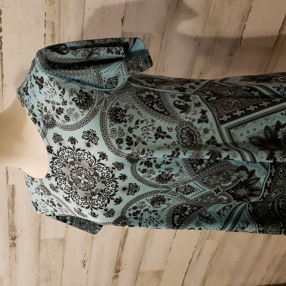 Nice top - Picture 2 of 5